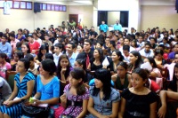 Adolescentes atentos no auditório do CEPA